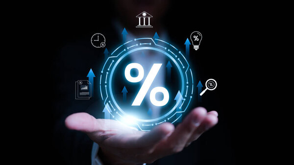 Процентная ставка и дивидендная концепция. Значок процента и стрелка вверх в руках бизнесмена. долгосрочные инвестиции на пенсию. доходность акций и паевых фондов, процентные ставки,