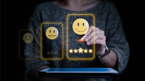 顧客満足度フィードバック調査の概念 ユーザーは オンラインアプリケーションで優れたサービス経験に評価を与え クライアントは ビジネスのサービス評判ランキングのサービス品質を評価します — ストック写真
