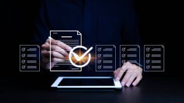 İşaretleme sembolü standart kalite denetimini temsil eder. Çevrimiçi onaylama kağıtsız ve kalite güvencesi için sanal işaret ve belge yazan bir işadamı. Garanti, Sertifika