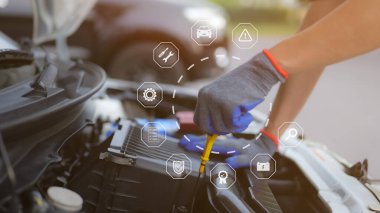 Araba teftişi ve bakım konsepti. Adam motor yağını kontrol ediyor. Araç bakımı, araba tamircisi, standart işlem şartları, müşteri hizmetleri garantisi
