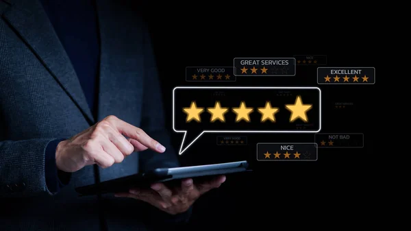 フィードバックユーザーは タブレットアプリケーションで優れたサービス体験を評価し クライアントはビジネスのサービス評判ランキングの品質を評価します 顧客満足度フィードバック調査の概念 — ストック写真