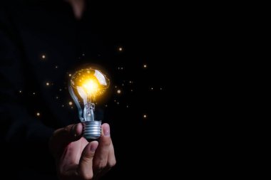 İş adamı, içinde beyin olan ışıklı bir ampul tutuyor. Yeni fikir yenilik kavramı, Business Bright fikir kavramı, yaratıcı ve yenilikçi ilham, yeni fikir işi,