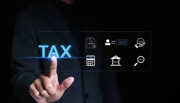 Empresário Tocando Tax Com Ícones Formulário Declaração Imposto Renda Individual — Fotografia de Stock