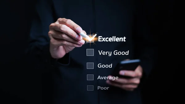 Gebruiker Geven Uitstekende Ratings Vinkje Een Checklist Online Enquête Klantbeoordeling — Stockfoto