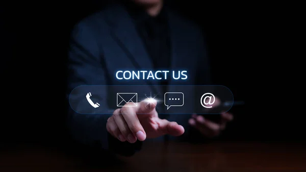 Bizimle ya da müşteri destek hattıyla bağlantı kurun. İş adamı cep telefonu kullanıyor ve sanal ikonlara dokunuyor telefon, e-posta, adres ve canlı sohbet. Müşteri hizmetleri çağrı merkezi.