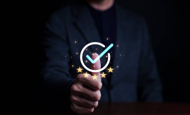 İşadamı mükemmel el işareti gösteriyor ve en iyi hizmet kalitesi güvencesini gösteriyor. kalite kontrol, hizmet garantisi standardı, izo sertifikası, ürün garantisi, hizmet tatmini,