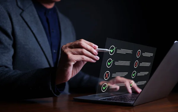 オンラインラップトップコンピュータ上のチェックボックスで評価ビジネスマン アセスメント調査をオンラインで選択し テスト 質問テスト オンライン試験 クイズの知識で正解を選択し アンケートフォームに記入します — ストック写真