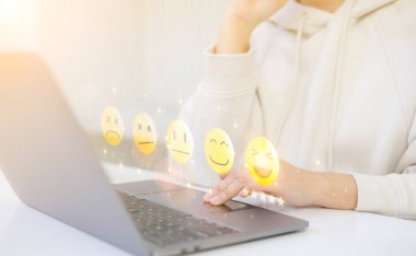 Kadınlar internet başvurularında hizmet tecrübesine not veriyorlar. Müşteri memnuniyet değerlendirmesi anket konsepti. İşletme sıralamasında itibar getiren hizmet kalitesini değerlendiren müşteri.