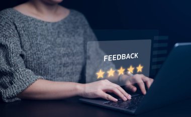 Geri bildirim konsepti. Müşteri memnuniyeti anketi, kullanıcı online başvurudaki hizmet deneyimine not veriyor. İşletme sıralamasında itibar getiren hizmet kalitesini değerlendiren müşteri.