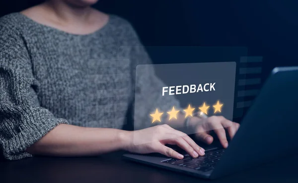 Geri bildirim konsepti. Müşteri memnuniyeti anketi, kullanıcı online başvurudaki hizmet deneyimine not veriyor. İşletme sıralamasında itibar getiren hizmet kalitesini değerlendiren müşteri.
