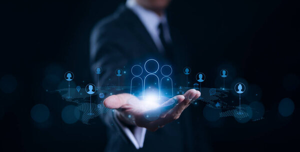 Концепция управления взаимоотношениями с клиентами. Бизнесмен демонстрирует технологию глобальной инфраструктуры сети обслуживания клиентов. Общение с клиентами, Социальные медиа, Цифровой маркетинг онлайн, Бизнес-партнер,