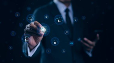 Yapay zekayı DMS belge yönetim sistemine yardım etmek için kullanma kavramı. İş süreçlerinin Al tarafından otomasyonu. Güvenlik sistemi ve güvenli ve hızlı arama bilgileri. dijital bulut,