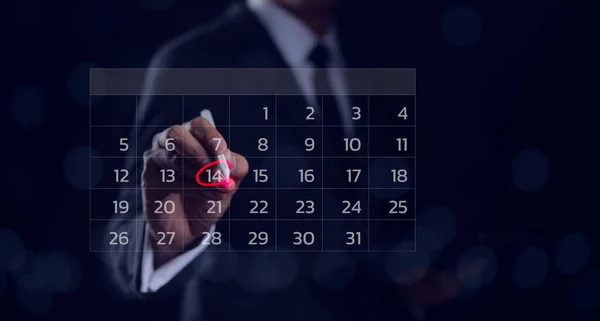 ビジネスマンは 仮想カレンダーで円の赤いマークを書くためにペンを使用します カレンダー アジェンダ アポイントメント ミーティング スケジュール コンセプト 効果的な仕事のための時間を管理します タイムマネジメント — ストック写真