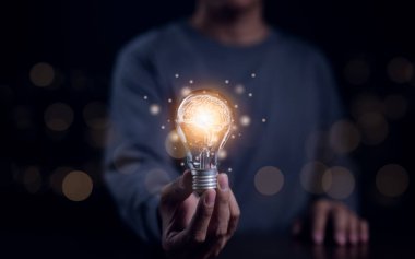 Yeni fikir yeniliği, içinde beyin ve dijital bağlantı hattı olan ampulleri tutan adam. Yaratıcı ve yenilikçi ilham. Fikir ve hayal gücü, Business Bright fikri, Bilimsel yenilik,