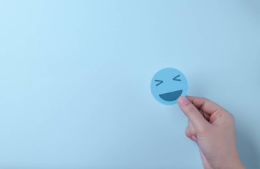 Akıl sağlığı konsepti. Gülümseyen bir el ele tutuşmak. Mutluluk duygusu, pozitif düşünce, zihinsel sağlık değerlendirmesi, Müşteri memnuniyet değerlendirmesi anketi, iyi derecelendirme, deneyim mükemmel,