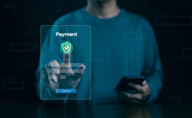 Çevrimiçi ödeme kavramı. Çevrimiçi ödeme için mobil bankacılık uygulaması üzerinden akıllı telefon ödemesi yapan bir adam. Dijital banka, finansal işlemler için internet teknolojisi, online alışveriş, para transferi,