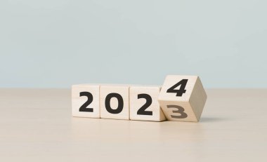 2024 yılına başlıyoruz. Hedef ve strateji kavramı. Takvim takvimi gelecek görüşü, 2023 'ten 2024' e ahşap küp bloklarda çevirme. Başla ve başla. Girişim planı, İş Hedefleri, Trend,