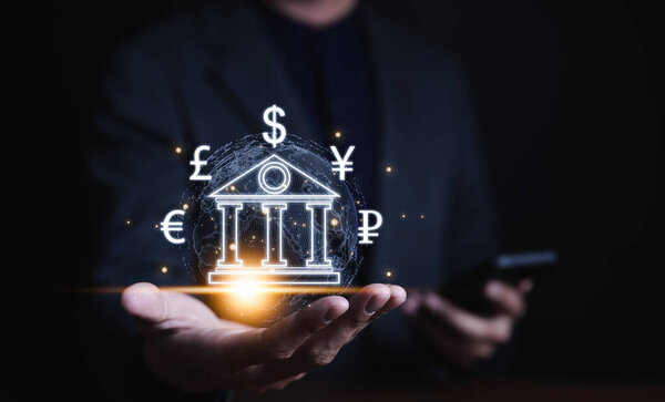 Центральный банк онлайн, межбанковские платежи, глобальная концепция обмена валюты. Бизнесмен держит виртуальный мир. Доллар иена евро рубль и фунт стерлингов знак. мировая экономика, денежные переводы,