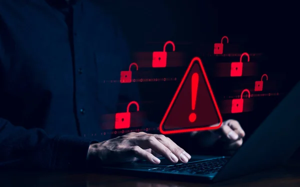 Siber güvenlik kavramı. Bilgisayar üzerinde çalışan bir hacker. İnternet siber suçları, isimsiz hackerlar tarafından işlenen dijital suçlar, sisteme sızılan siber saldırılar, ifşa edilen bilgiler, fidye virüsü, sahte yazılım, casus yazılım...,