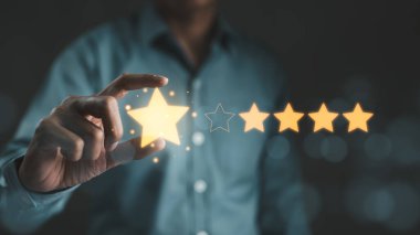 Müşteri memnuniyet değerlendirmesi anket konsepti. Kullanıcı, cep telefonu uygulamalarında mükemmel bir deneyime sahip servise derecelendirme verir, müşteri iş itibarının kalitesini değerlendirir.