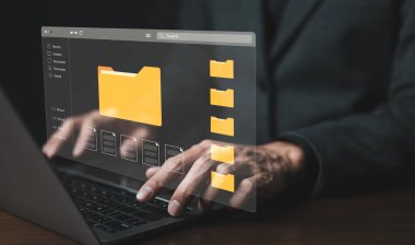 (DMS) Belge yönetim sistemi kavramı. İşadamı dizinlerdeki belge dosyalarını yönetmek için bilgisayarı kullanıyor. Buluttaki klasör dosyası. çevrimiçi paylaşım veritabanı, arşivleme yazılımı ve şirket verileri.