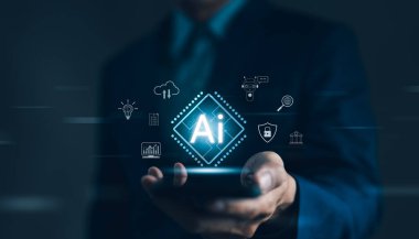 İşadamı yapay zeka otomasyonu ve yapay zeka üzerinde çalışan işlemci çipi gösteriyor. Bilgi teknolojisiyle bilgisayar bağlantısı. Prompt iş için yapay zeka, Chatbot, Chat Al, ChatGPT üretir.,