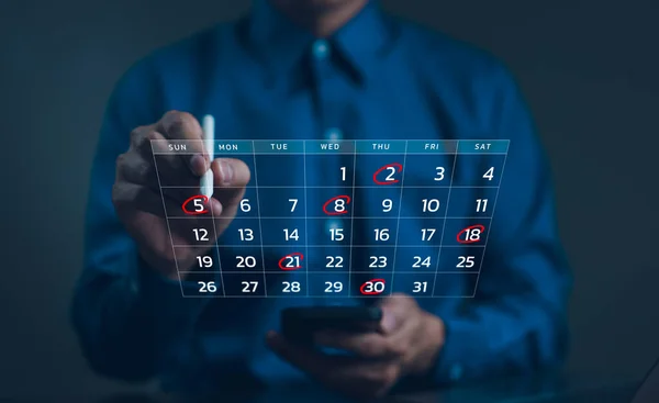 カレンダーアジェンダの予定会議スケジュールの概念 ビジネスマンは 仮想カレンダーで円の赤いマークを書くためにペンを使用します 企画オーガナイザー タイムマネジメント 効果的な作業のためのイベント時間を管理 — ストック写真
