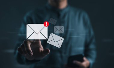 Yeni e-posta bildirim kavramı. Sanal e-postaya dokunan adam. İş dünyası e-posta iletişimi, internet teknolojisi, gelen mesaj kutusu uyarısı, elektronik posta spam, Phishing ve Scam postası, çöp kutusu,
