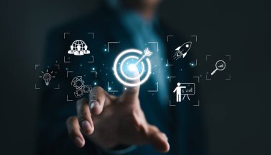 İş büyümesi ve pazarlama hedef kavramları. İş adamı hedefi tam on ikiden vuruyor ve diğer iş simgeleri. Hedefe yönelik strateji planı eylemi, hedef başarısı, başarı şirketi, yatırım hedefleri,