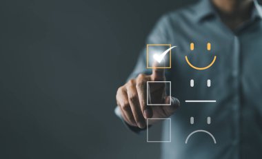 Müşteri memnuniyeti araştırması konsepti. Müşteriler tarafından ürün servis kalitesinin değerlendirilmesi. Kullanıcı geribildirimi ve memnuniyeti gözden geçirme, hizmet deneyim değerlendirmesi çevrimiçi uygulama, 5 yıldız puanı mutlu gülümseme,