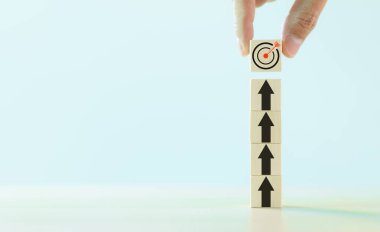 İş başarısı hedefi ve objektif hedef kavramı. Hedefe ulaşmayı ve stratejik planlamayı sembolize eden son tahta bloğu bir hedef sembolle yerleştirmek. Boşluğu kopyala, iş büyümesi,