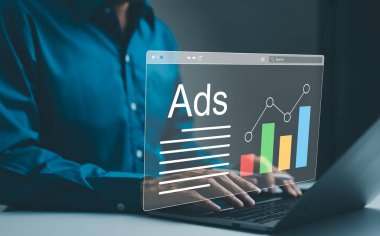 Web sitesi ve sosyal medya reklamları, internetteki afişler, dijital pazarlama kavramı. Çevrimiçi reklam kampanyalarını analiz eden pazarlayıcı ve grafiksel veri arayüzü olan bir dizüstü bilgisayardaki performans ölçümleri.