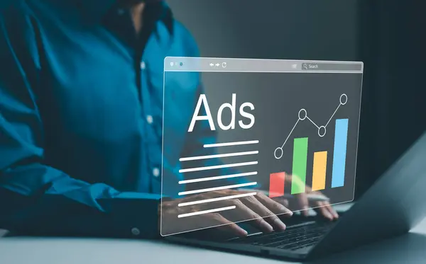 Web sitesi ve sosyal medya reklamları, internetteki afişler, dijital pazarlama kavramı. Çevrimiçi reklam kampanyalarını analiz eden pazarlayıcı ve grafiksel veri arayüzü olan bir dizüstü bilgisayardaki performans ölçümleri.