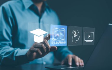 Çevrimiçi eğitim ve e-öğrenme kavramları. Bir adam e-öğrenme simgeleriyle etkileşime geçiyor, bu da modern online eğitim yöntemlerini simgeliyor. çevrimiçi webinar öğrenme, video dersleri, eğitim kursu,