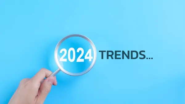 Trender 2024 Års Koncept Handhållning Förstoringsglas Med 2024 Trend Sökfältet Royaltyfria Stockfoton
