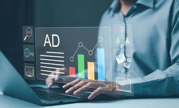 Koncept För Analys Digitala Marknadsföringsstrategier Affärsman Som Analyserar Digitala Reklamdata Stockbild