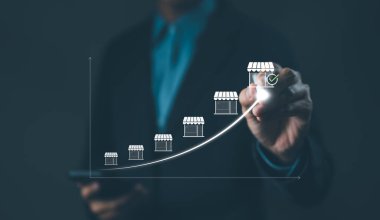 Bayilik konsepti. Ticari Büyüme ve Genişleme Stratejisi Görselleştirme. Girişimci, yükselen dijital eğilim grafiğindeki artan depolama simgeleriyle markalaşma büyüme yörüngesini görselleştiriyor.