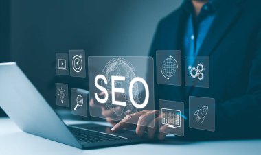 SEO strateji araçları ve optimizasyon kavramları. Küresel SEO optimizasyon simgelerini gösteren bilgisayar ve sanal ekranla SEO stratejisi üzerinde çalışan pazarlamacı. organik trafik, dijital pazarlama, arama,