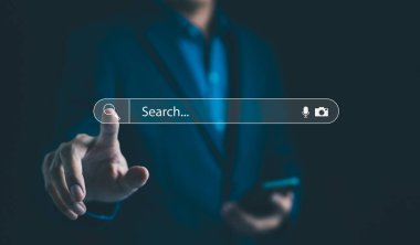 Veri arama teknolojisi ve arama motoru optimizasyonu konsepti. İş adamı bilgi aramak için akıllı telefonu ve arama çubuğuna dokunur. Web sitesi SEO ile Arama konsolu kullanılıyor