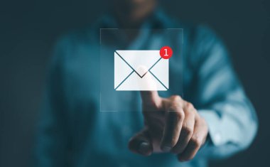 Yeni e-posta etkileşim konsepti. Yeni bir e-posta bildirim sembolü gösteren yüzen bir dijital arayüzle etkileşime giren bir kişi, çevrimiçi iletişim için bir kavram. E-posta pazarlaması,