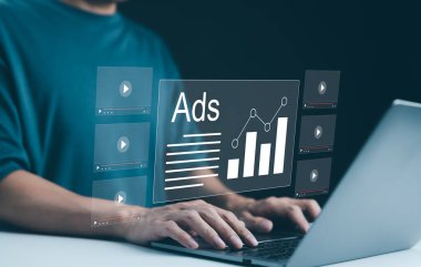 Dijital Reklam Analizleri ve Video ADS Kampanyaları. Dijital reklam performans ölçümlerini ve kampanya verilerini analiz eden kişi. Çevrimiçi dijital pazarlama, içerik oluşturma, müşteri ilişkileri,