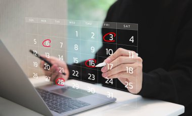 Takvim ajandası randevu programı konsepti. Dizüstü bilgisayarda dijital takvim kullanan bir adam programları ve önemli tarihleri ayarlar. Planlama Düzenleyici, Zaman Yönetimi, Etkili çalışma için etkinlik zamanı
