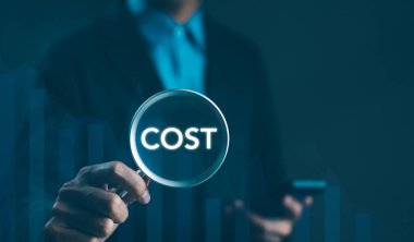 Maliyet Analizi ve Yönetim Konsepti. İş adamının elinde büyüteç var. İş operasyonlarında maliyet analizi, azaltma ve yönetimi simgeleyen 