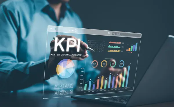 Anahtar Performans Göstergeleri analiz ediliyor. Çeşitli grafik ve grafiklerle anahtar performans göstergelerini (KPI) analiz etmek için dijital ekran kullanan işadamı, veri analizi ve performans izleme.
