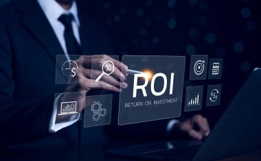 ROI, Yatırım Dönüşü Analizi. ROI analizlerini, grafikleri, yüzdeleri ve finansal sembolleri temsil eden dijital simgelere sahip iş adamı, yatırım stratejisini vurguladı, mali yönetim
