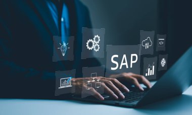 SAP, İş Süreç Otomasyonu ve Yönetim Yazılım Konsepti. Dizüstü bilgisayarında ikonlar, iş süreci otomasyonu ve yönetim yazılımı bulunan bir işadamı, vitesler, çizelgeler ve bulut.