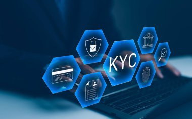 Kullanıcı ile etkileşimli KYC uyum arayüzü. Profesyonel bir iş adamı dijital ekranda müşteri uyumluluğu (KYC) ve güvenlik arayüzü ile etkileşime geçiyor. Kimlik doğrulaması, E KYC,