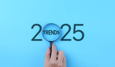 İş Eğilimleri 2025 Konsepti. Bir el, gelecekteki iş ve pazarlama eğilimleri ve planlama kavramını temsil eden 