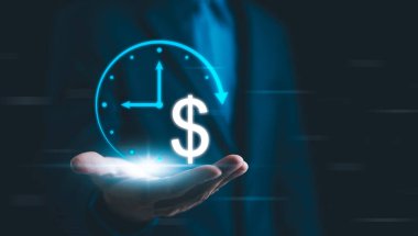 ROI, Yatırım Dönüşü Konsepti. Takım elbiseli bir işadamı, zaman ve finansal yatırım kavramını temsil eden holografik bir saat ve dolar sembolü taşıyor. Yatırım stratejisi,