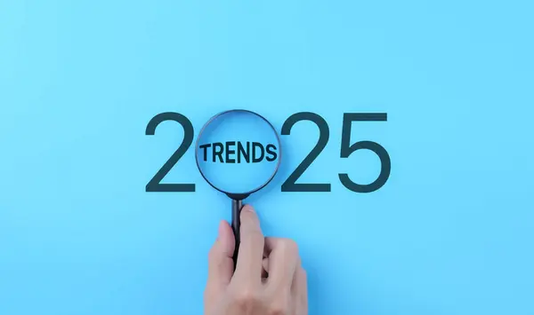 İş Eğilimleri 2025 Konsepti. Bir el, gelecekteki iş ve pazarlama eğilimleri ve planlama kavramını temsil eden 
